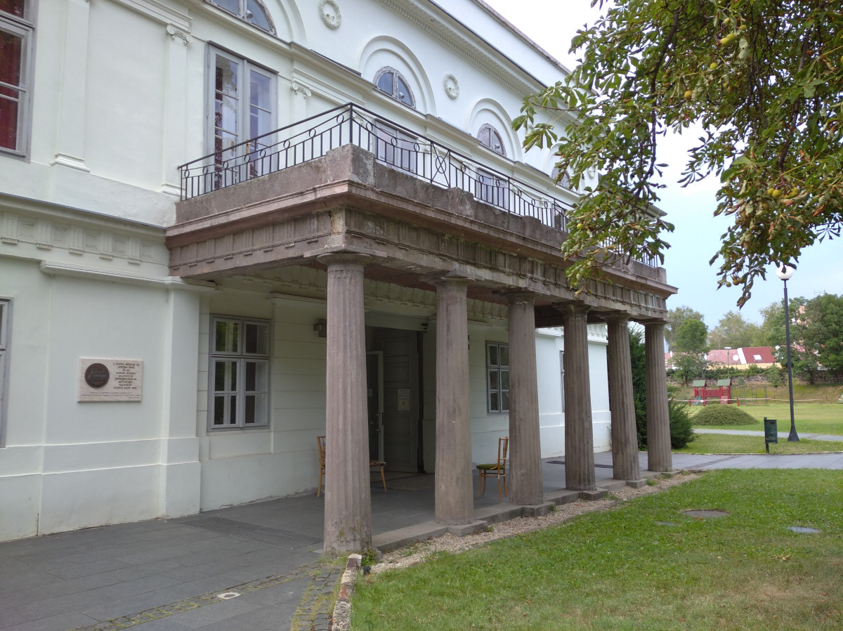 A gyöngyösi Orczy-kastélyban működő Mátra Múzeum bejárata (Fotó: Tábi Emőke / Lechner Tudásközpont)