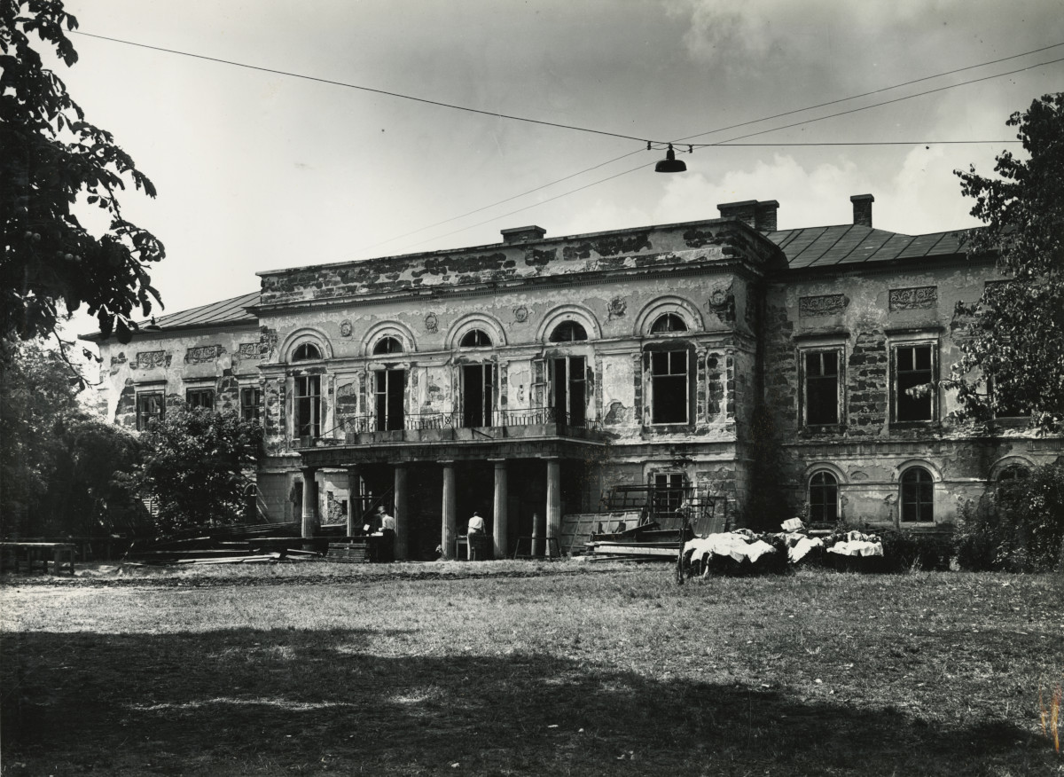 A gyöngyösi Orczy-kastély főhomlokzata 1951-ben (Fotó: VÁTI – Lechner Tudásközpont)