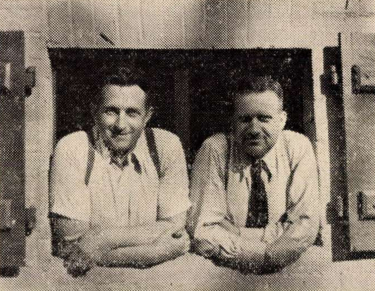 Regőczi Emil és Hazay István a potsdami laboratórium ablakában, 1940