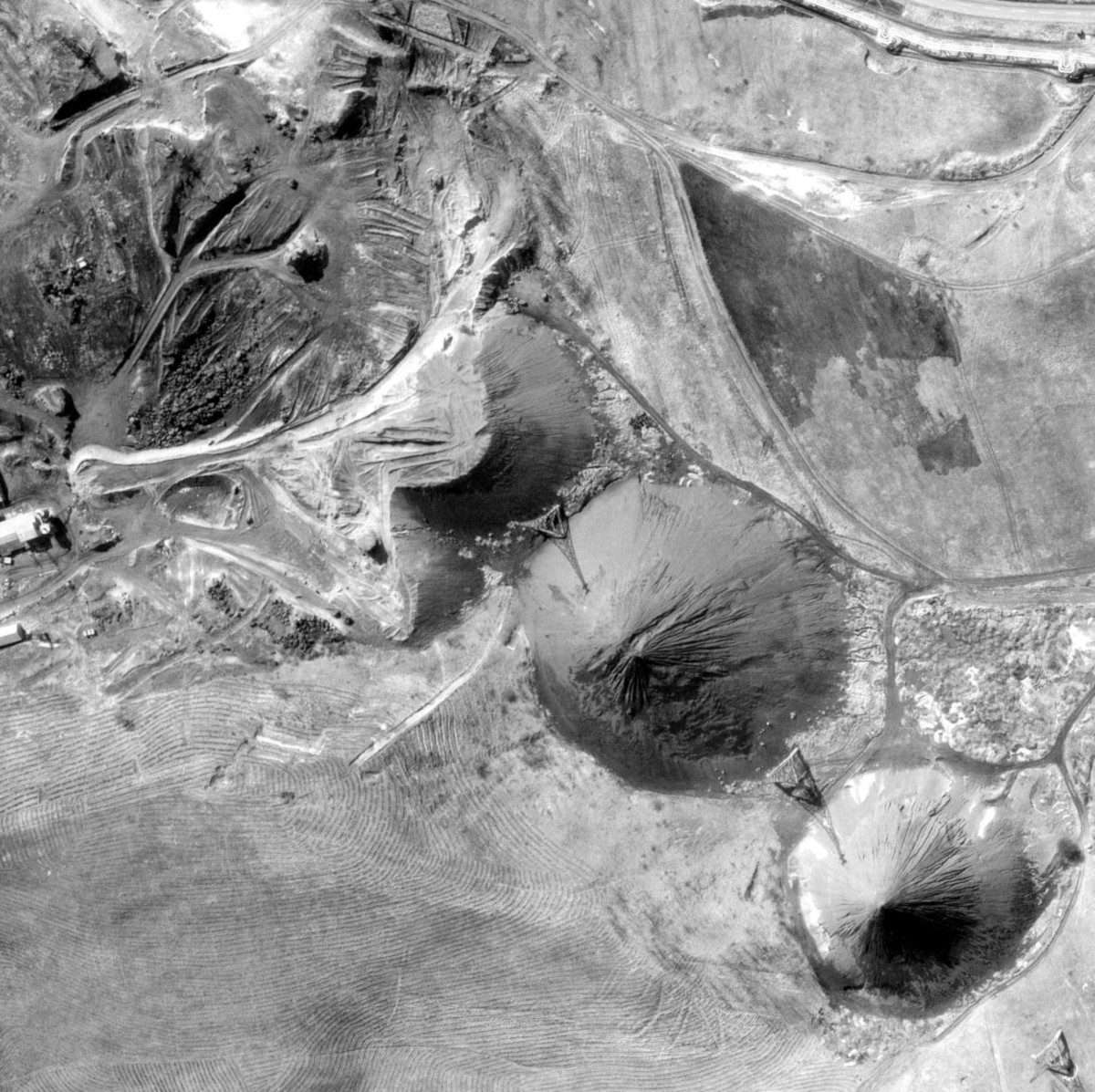 A zagyvarónai salakkúpok még üzemi területként, 1976
