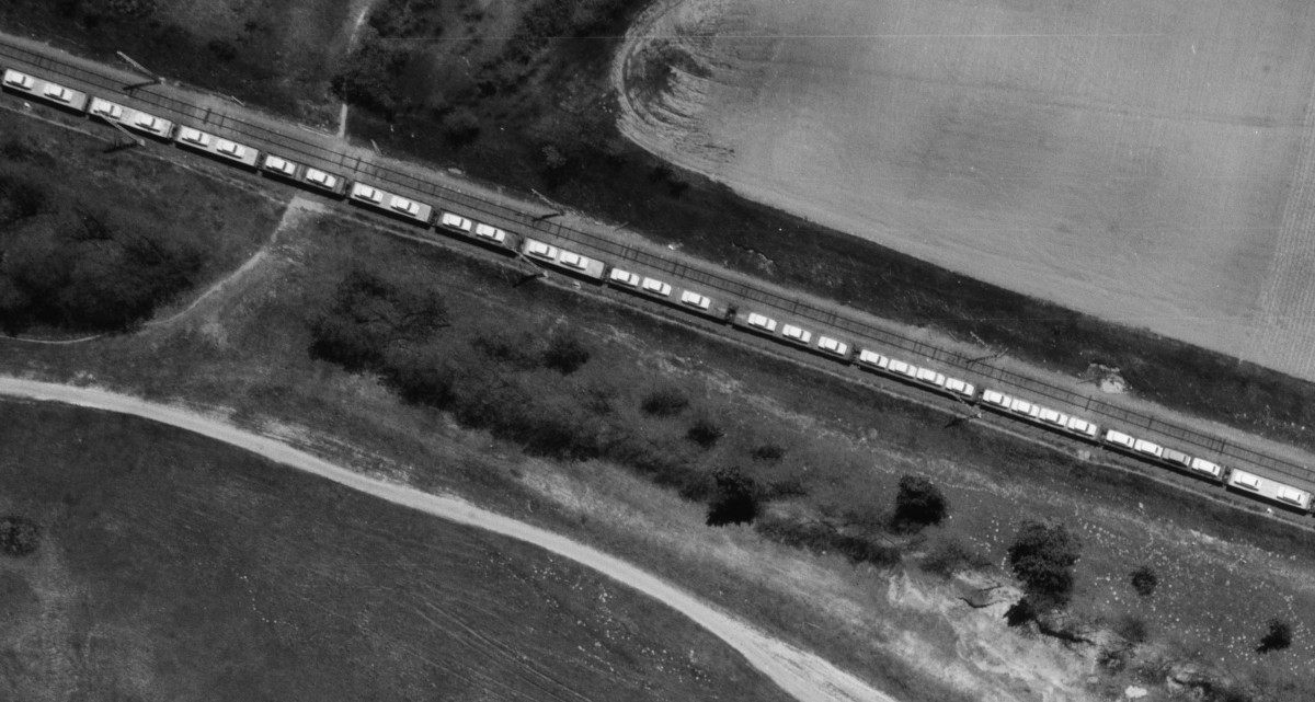 Új Ladák vasúti szállítása Újfehértó közelében, 1976