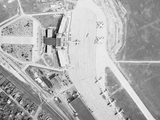 A Ferihegyi repülőtér fogadóépülete 1965-ben, légi felvétel