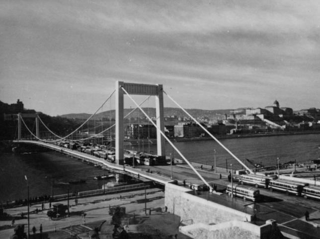 56 éve 286 járművel tesztelték az Erzsébet híd terhelhetőségét