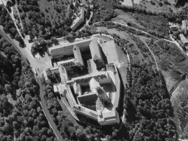 Foci meccs a Pannonhalmi Főapátság udvarán, 1977.