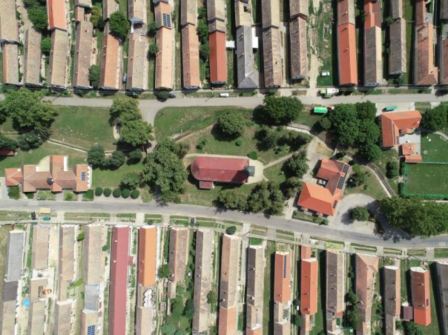 egy telek felülnézetből