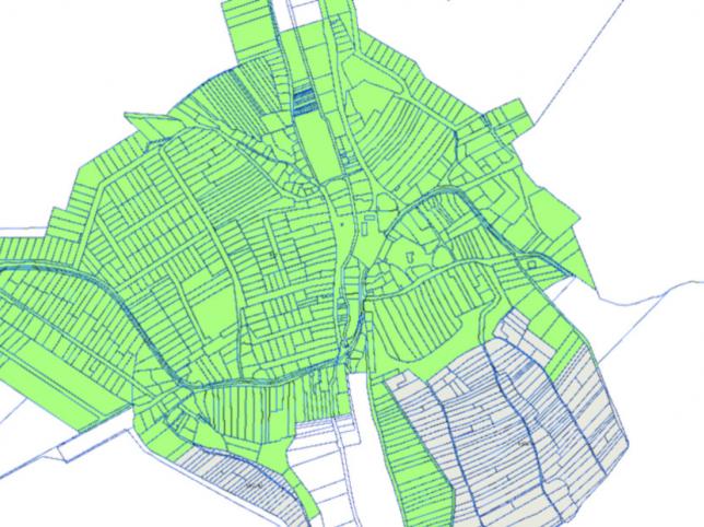 Települési térkép, amelyen utcahálózat és területhasználati zónák láthatók zöld és kék színekkel jelölve