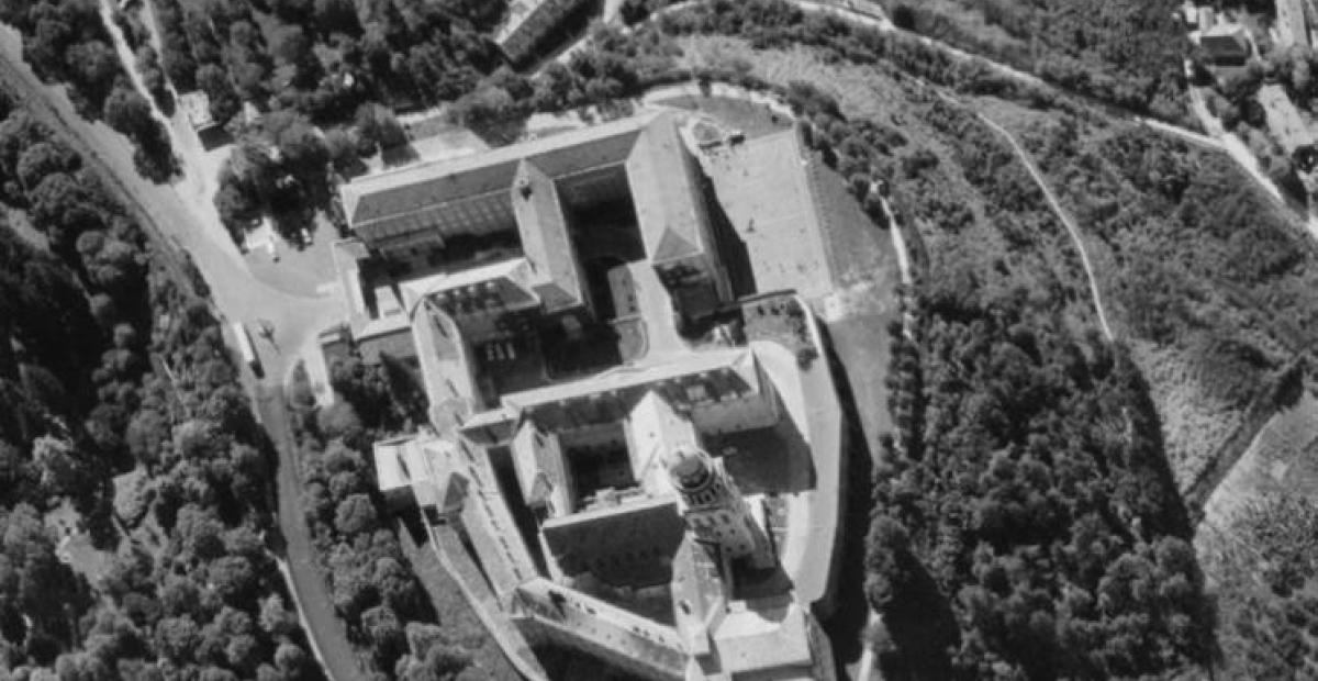 Foci meccs a Pannonhalmi Főapátság udvarán, 1977.