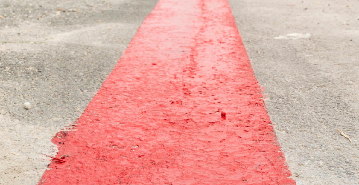 Egy piros vonal az aszfalton