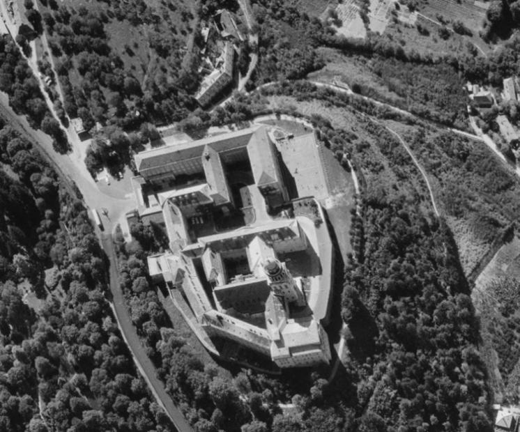 Foci meccs a Pannonhalmi Főapátság udvarán, 1977.