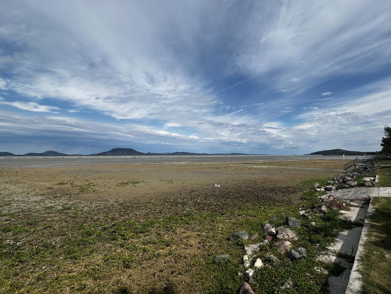 Szárazra került mederszakasz a balatonfenyvesi strandon 2026 augusztusában