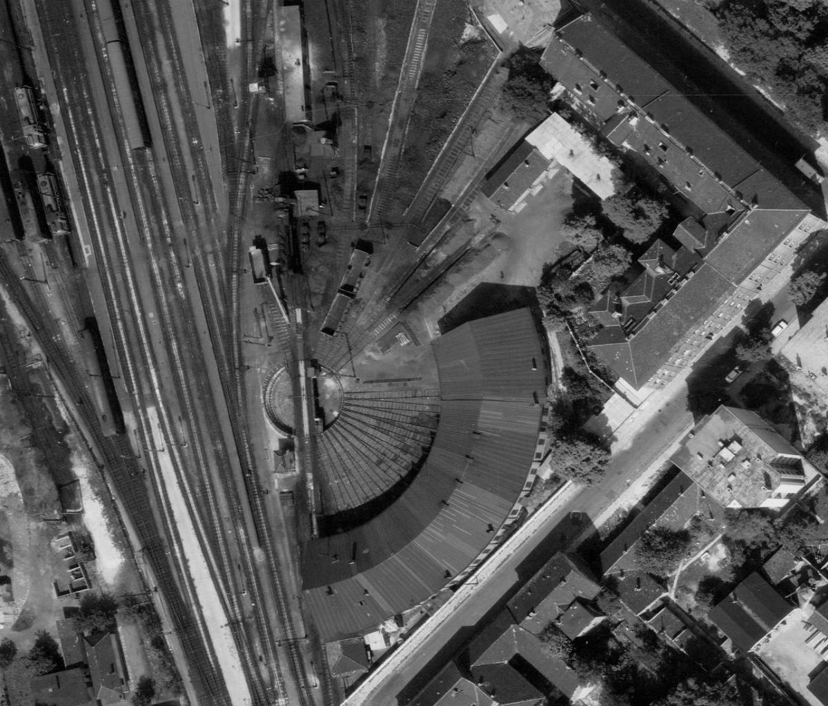 Mára elbontott mozdonyforgató a Déli pályaudvaron, 1969.