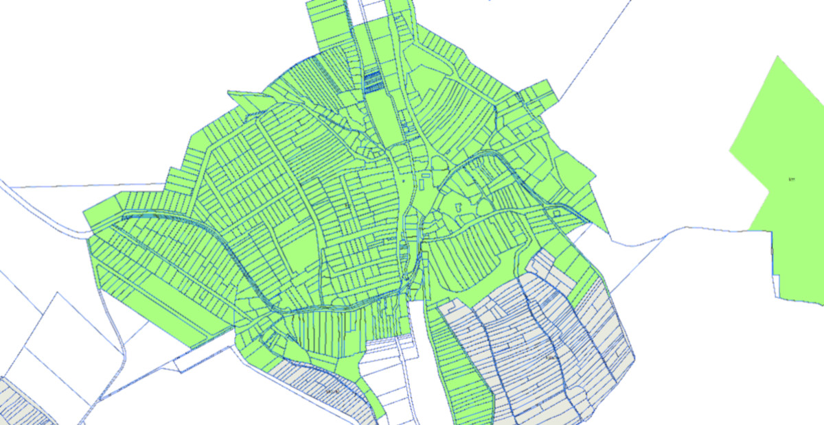 Települési térkép, amelyen utcahálózat és területhasználati zónák láthatók zöld és kék színekkel jelölve.
