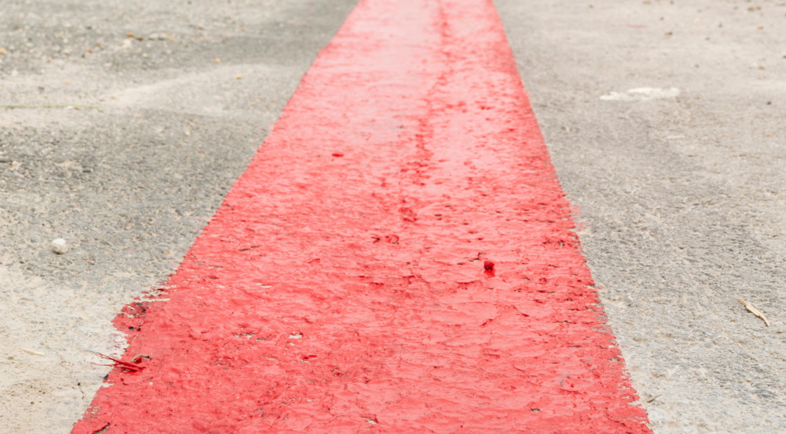 Egy piros vonal az aszfalton